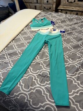 High-Rise Teal Active Leggings with Cream Waistband and sports bra